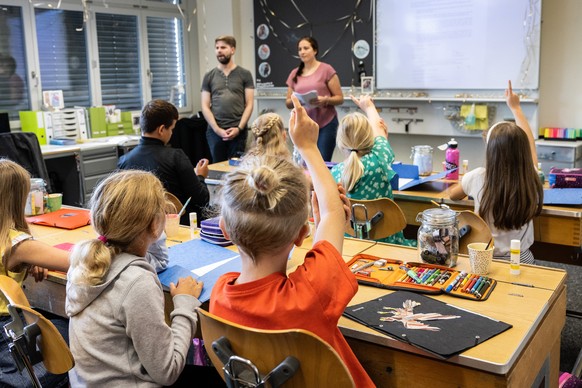 Kinder sitzen in der 1. und 2. Klasse von Lehrer Micha Kohler und Studentin Lisa Siegenthaler, am Montag, 15. August 2022, an der Primarschule in Lauperswil im Emmental. Wie in der ganzen Schweiz herr ...