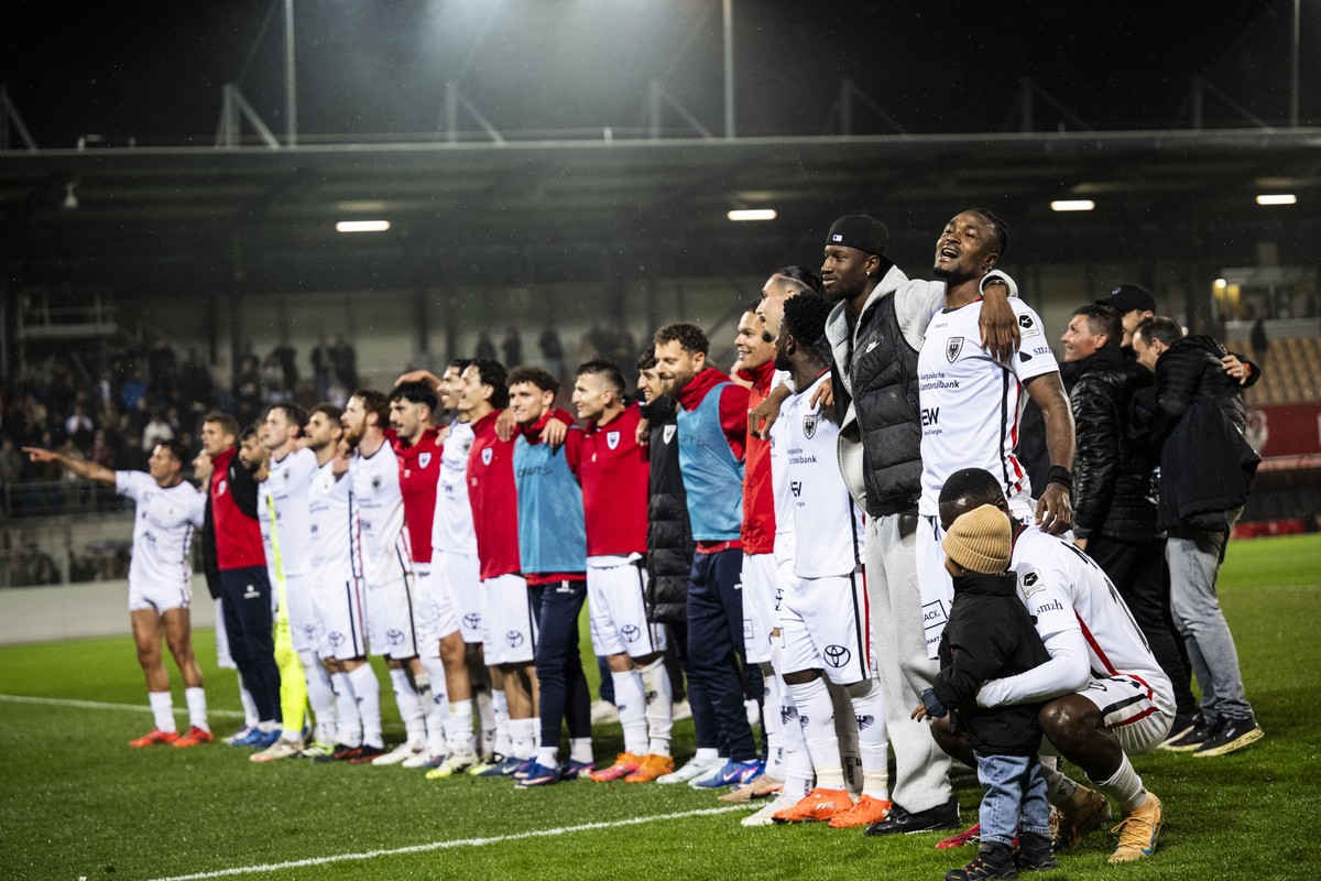 David Acquah (FCA), rechts, und Team bejubeln das 1-2 und den Sieg im Fussball Challenge League Spiel zwischen dem FC Vaduz und dem FC Thun, am Montag, 11. Mai 2025, im Rheinpark Stadion in Vaduz. (KE ...