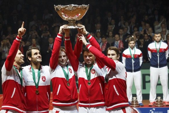 Swiss Davis Team Cup players Marco Chiudinelli, Roger Federer, Swiss Davis Cup Team captain Severin Luethi, Stanislas Wawrinka and Michael Lammer pose while holding the Davis Cup trophy, after wining  ...