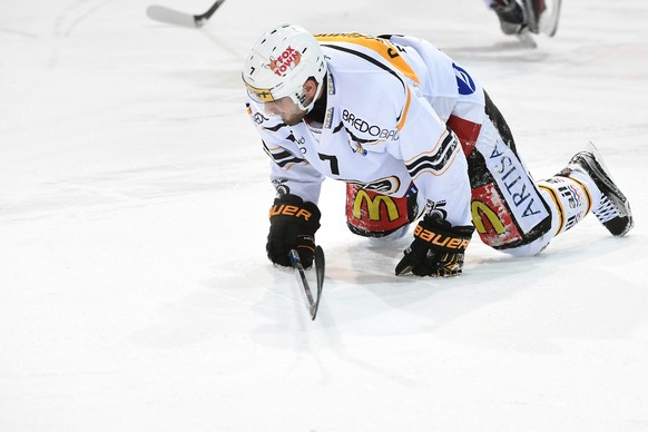 Luganos Philippe Furrer verletzt sich und muss danach das Eis verlassen beim Eishockey Meisterschaftsspiel der National League A zwischen dem HC Ambri-Piotta und dem HC Lugano, am Sonntag, 3. Januar 2 ...