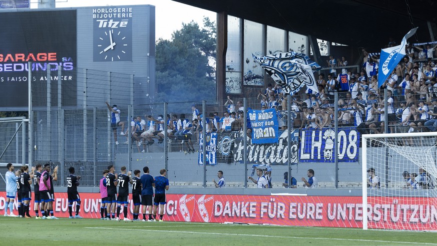 Grasshopper&#039;s players greet their supporters, after the Super League soccer match of Swiss Championship between FC Sion and Grasshopper Club Zuerich, at the Stade de Tourbillon stadium, in Sion,  ...