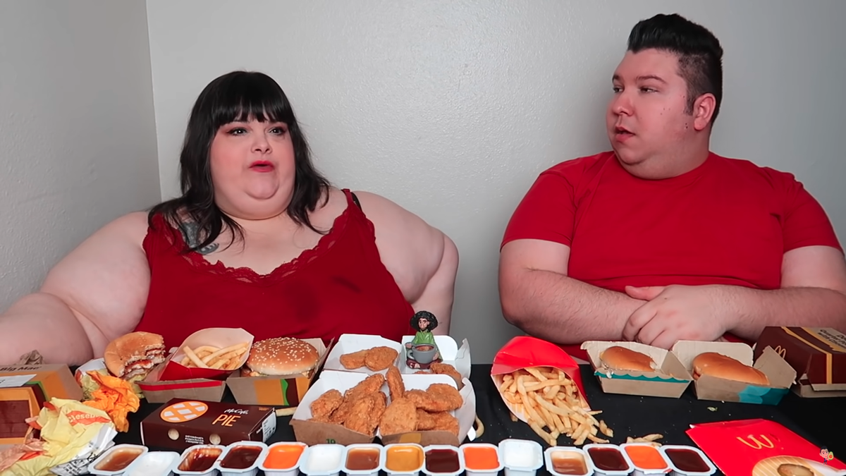 More Nikocado mit Kollegin Hungry Fat Chick – sponsored by McDonald's. Sie haben sich Essen für zehn Personen bestellt.