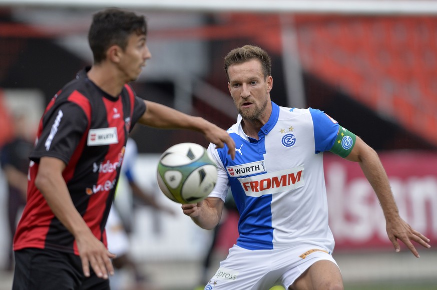 Mike Gomes im Zweikampf mit Daniel Pavlović im Sechzehntelfinal des Schweizer Cups, September 2014.