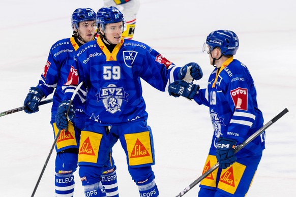 Andreas Wingerli (EVZ), Dario Simion (EVZ) und Niklas Hansson (EVZ), von links, bejubeln das Tor zum 5:0 im Spiel der Eishockey National League zwischen dem EV Zug, EVZ, und dem EHC Kloten, EHCK, am D ...