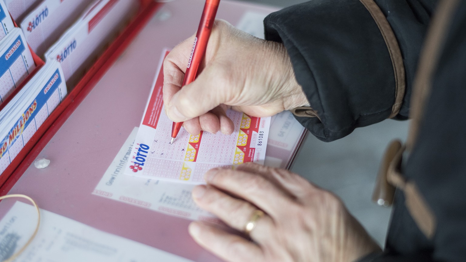 Eine Frau fuellt ein Los mit dem aktuellen Swiss Lotto Gewinn von 64.3 Millionen Franken aus, aufgenommen am Mittwoch 14. Dezember 2016, in Brugg. (KEYSTONE/Ennio Leanza)