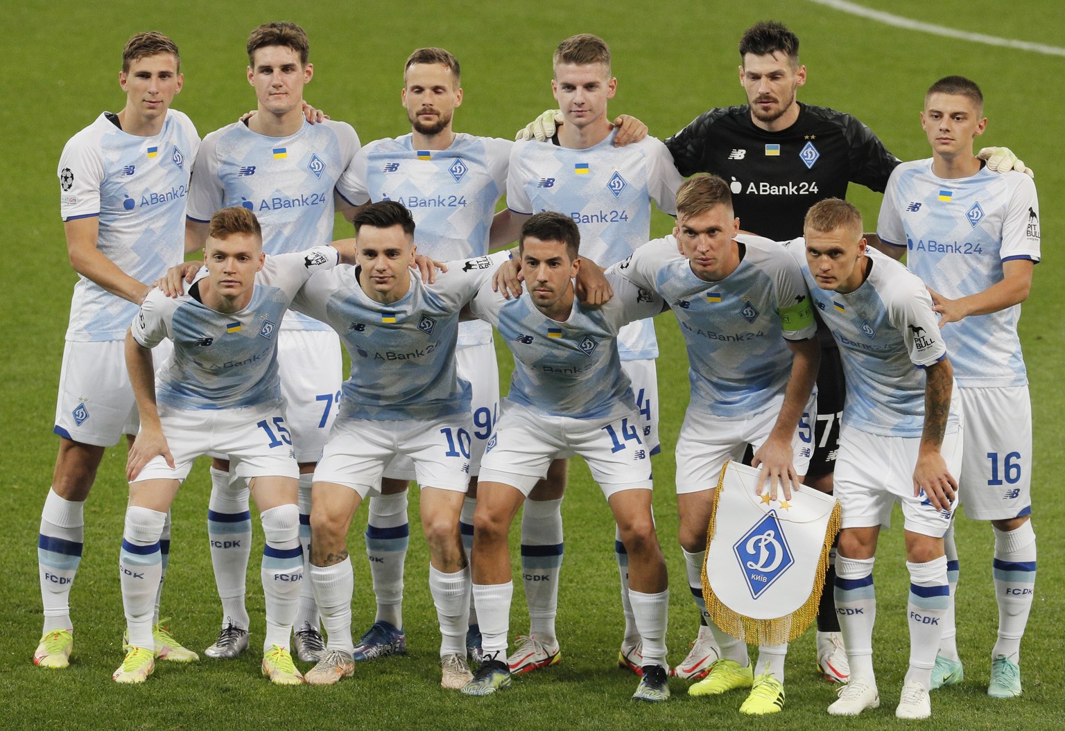 epa09468683 Starting eleven of Dynamo lines up for the UEFA Champions League group E soccer match between Dynamo Kyiv and Benfica in Kiev, Ukraine, 14 September 2021. EPA/SERGEY DOLZHENKO