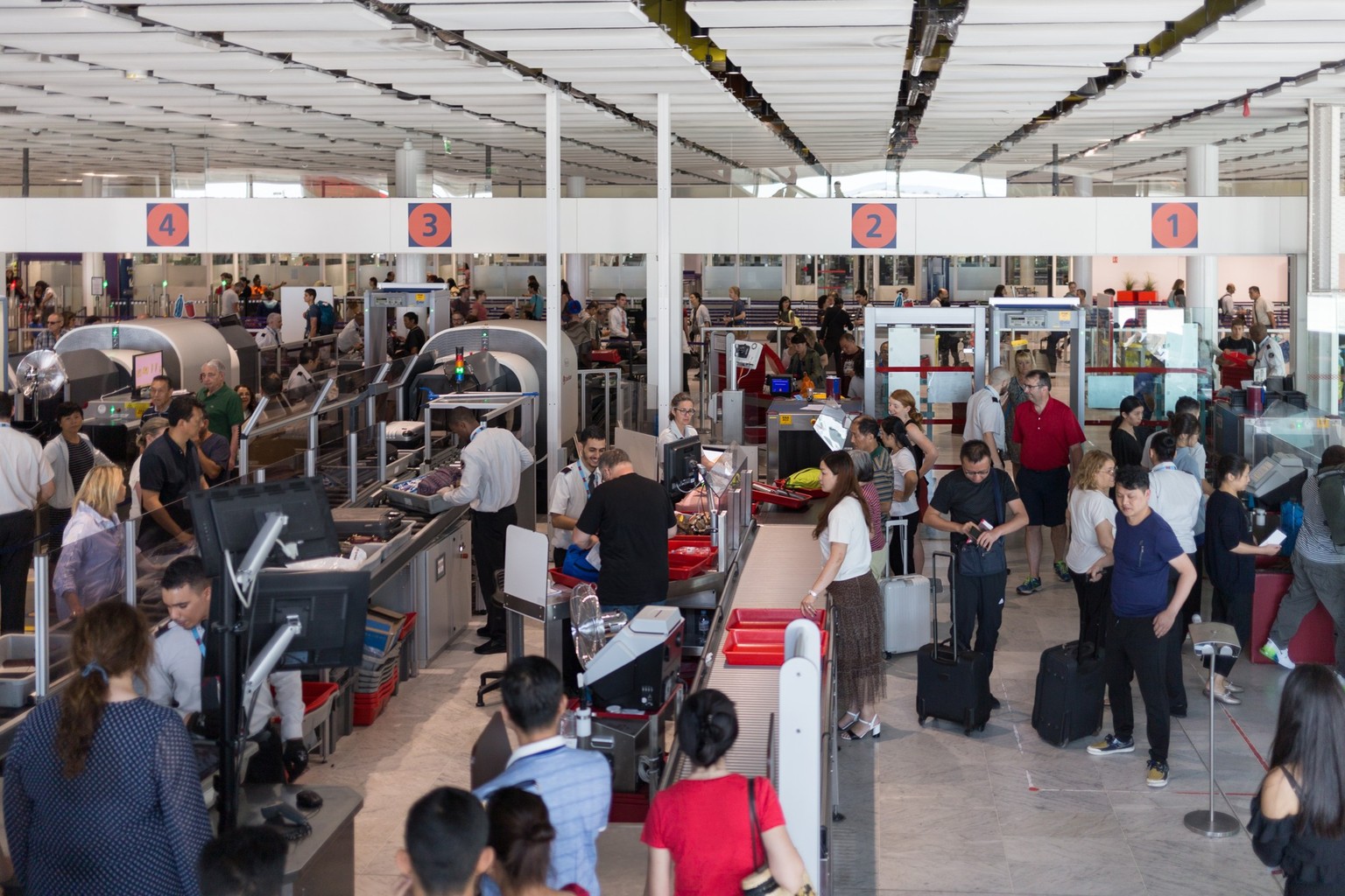 Passagierinnen und Passagiere am Pariser Flughafen Charles de Gaulle im August 2023.