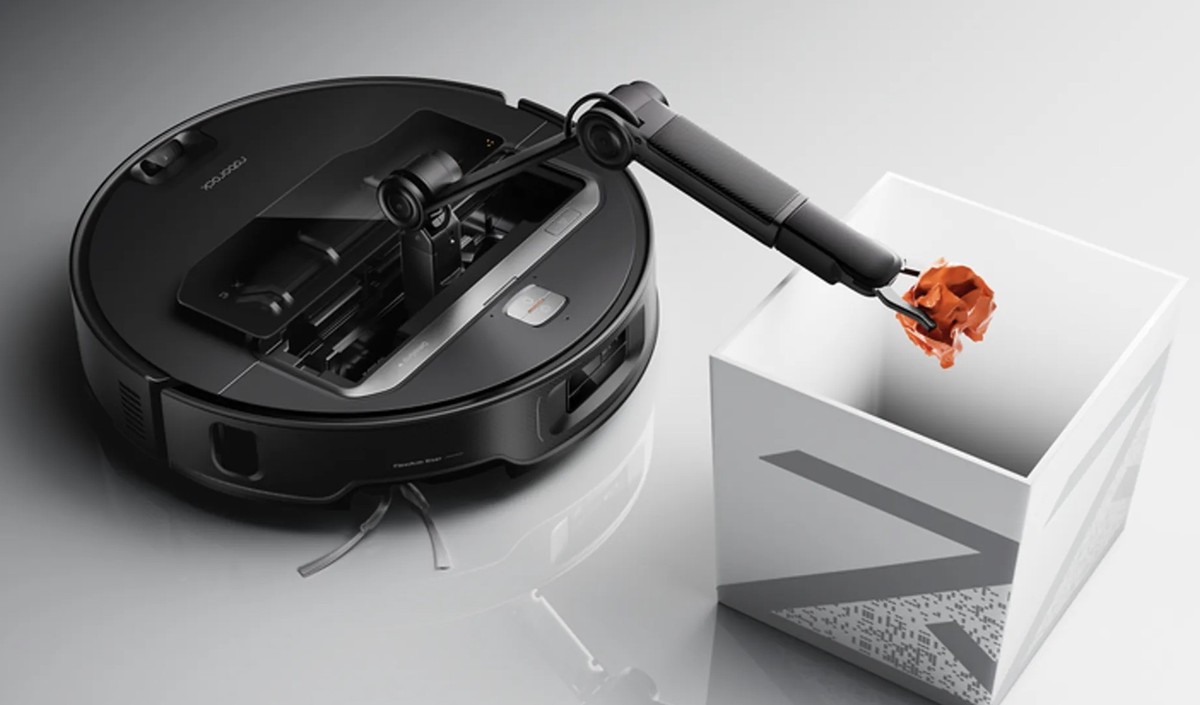 Roborock Saros Z70: Der Saug- und Wischroboter kann kleine Gegenstände vom Boden aufheben. (Quelle: Roborock)