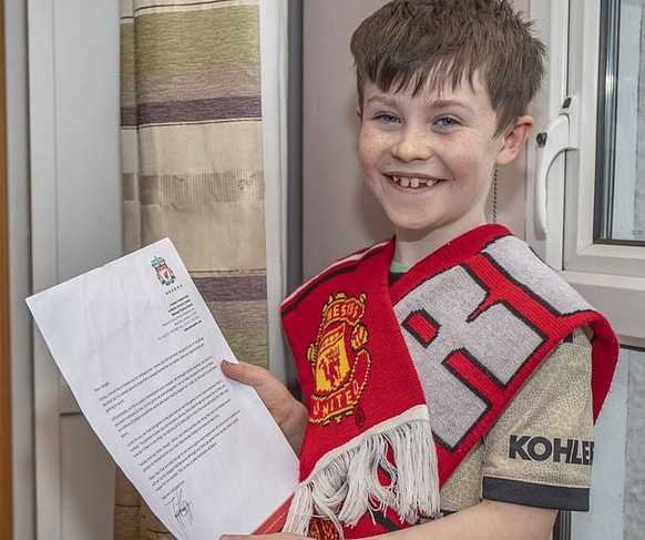 Der kleine Daragh mit dem Brief von Jürgen Klopp.