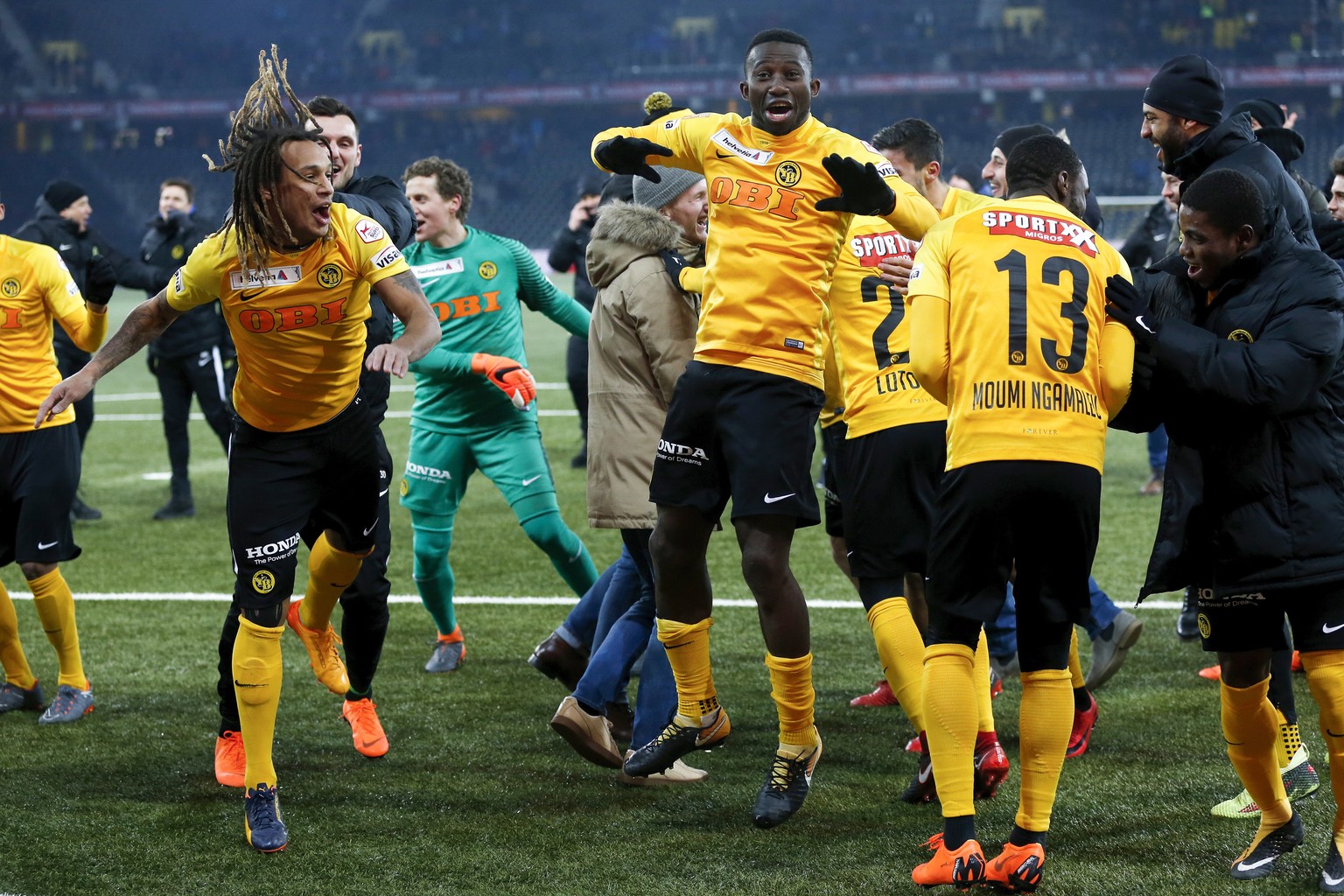 YBs Kevin Mbabu, links, und Sekou Sanogo, Mitte, jubeln mit ihren Teamkollegen nach dem Fussball Cup Halbfinalspiel zwischen dem BSC Young Boys Bern und dem FC Basel, am Dienstag, 27. Februar 2018 im  ...