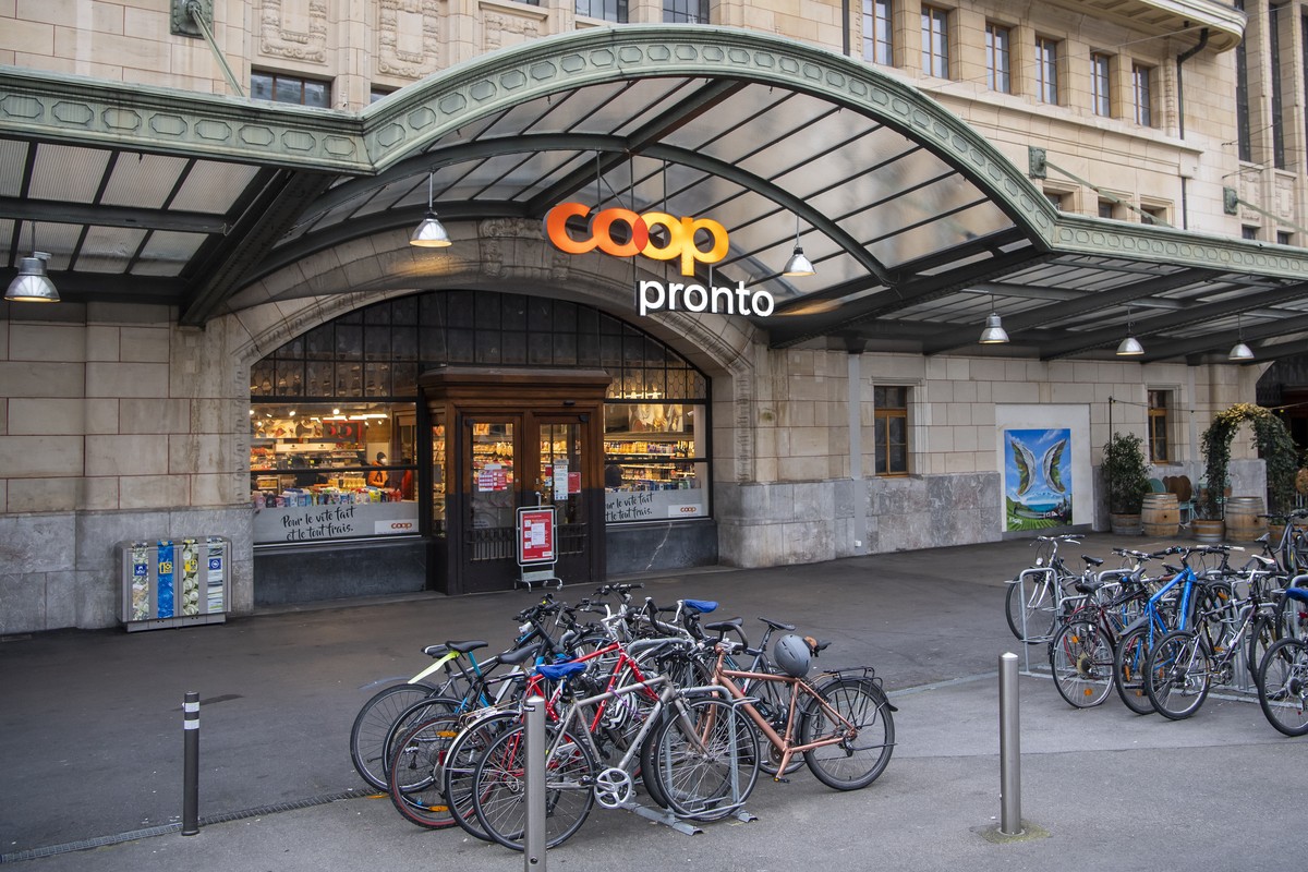 Une vue du magasin d'alimentation Coop pronto a la gare de Lausanne lors de la crise du Coronavirus (Covid-19) le dimanche 3 janvier 2021 a Lausanne. Le canton de Vaud va serrer la vis contre le  ...