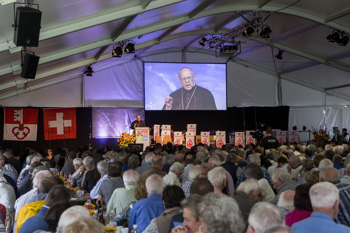 Bischof Vitus Huonder spricht waehrend der Gedenkfeier 600 Jahre Niklaus von Fluee, Bruder Klaus, am Samstag, 19. August 2017, in Flueeli-Ranft. (KEYSTONE/Alexandra Wey)
