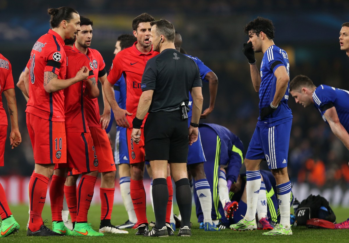 11.03.2015; London; Fussball Champions League; FC Chelsea - Paris Saint-Germain; Zlatan Ibrahimovic (Paris) diskutiert mit dem Schiedsrichter ueber seine soeben erhaltene rote Karte(Matthew Ashton/fr ...