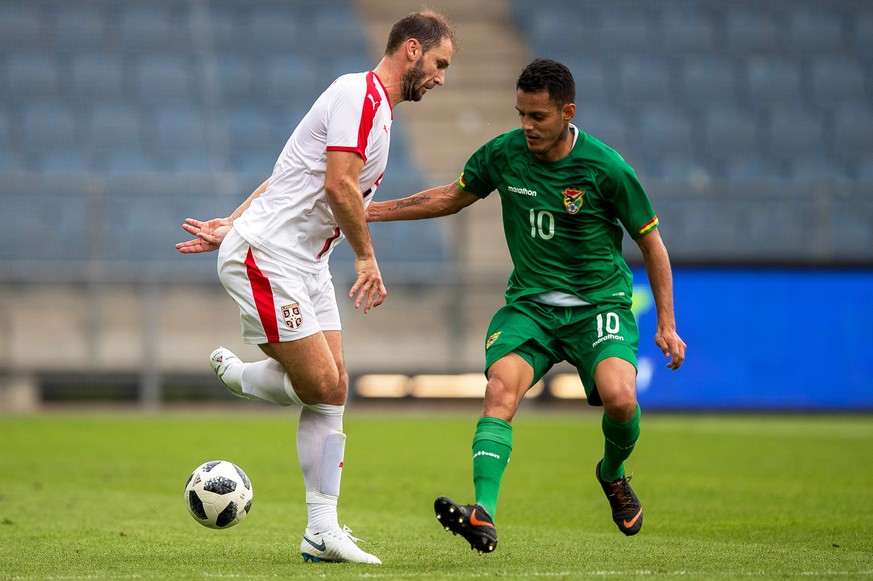 epa06797128 Branislav Ivanovic (L) of Serbia in action against Jhasmany Campos (R) of Bolivia during the International Friendly soccer match between Serbia and Bolivia in Graz, Austria, 09 June 2018.  ...