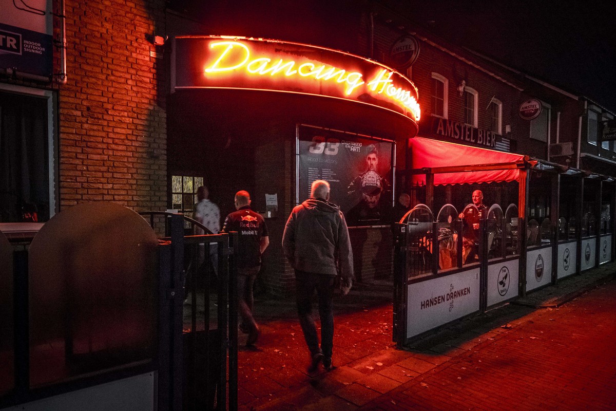 epa10232339 Fans of Dutch Formula One driver Max Verstappen watch the Japanese Grand Prix in a bar in his father's hometown Montfort, the Netherlands, 09 October 2022. Verstappen clinged his seco ...
