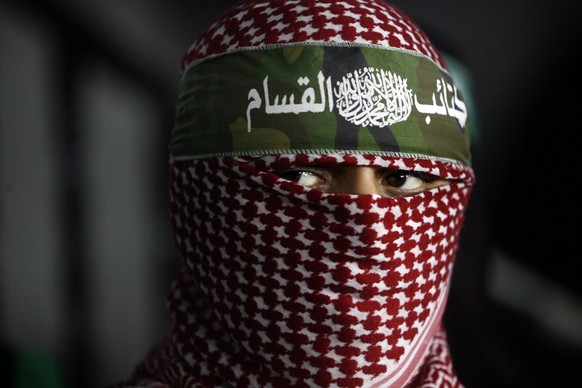 epa02094050 Abu Obeida, a spokesman for Hamas&#039;s armed wing, the Ezzedine Al-Qassam Brigade, holds a press conference in Gaza City on 26 March 2010. Two Israeli soldiers have been killed in an exc ...