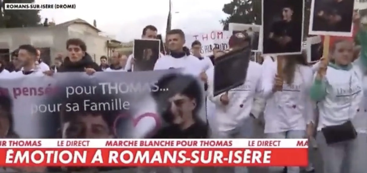Marche blanche à Romans-sur-Isère en hommage à Thomas, 16 ans, tué dans la nuit du 18 au 19 novembre 2023.