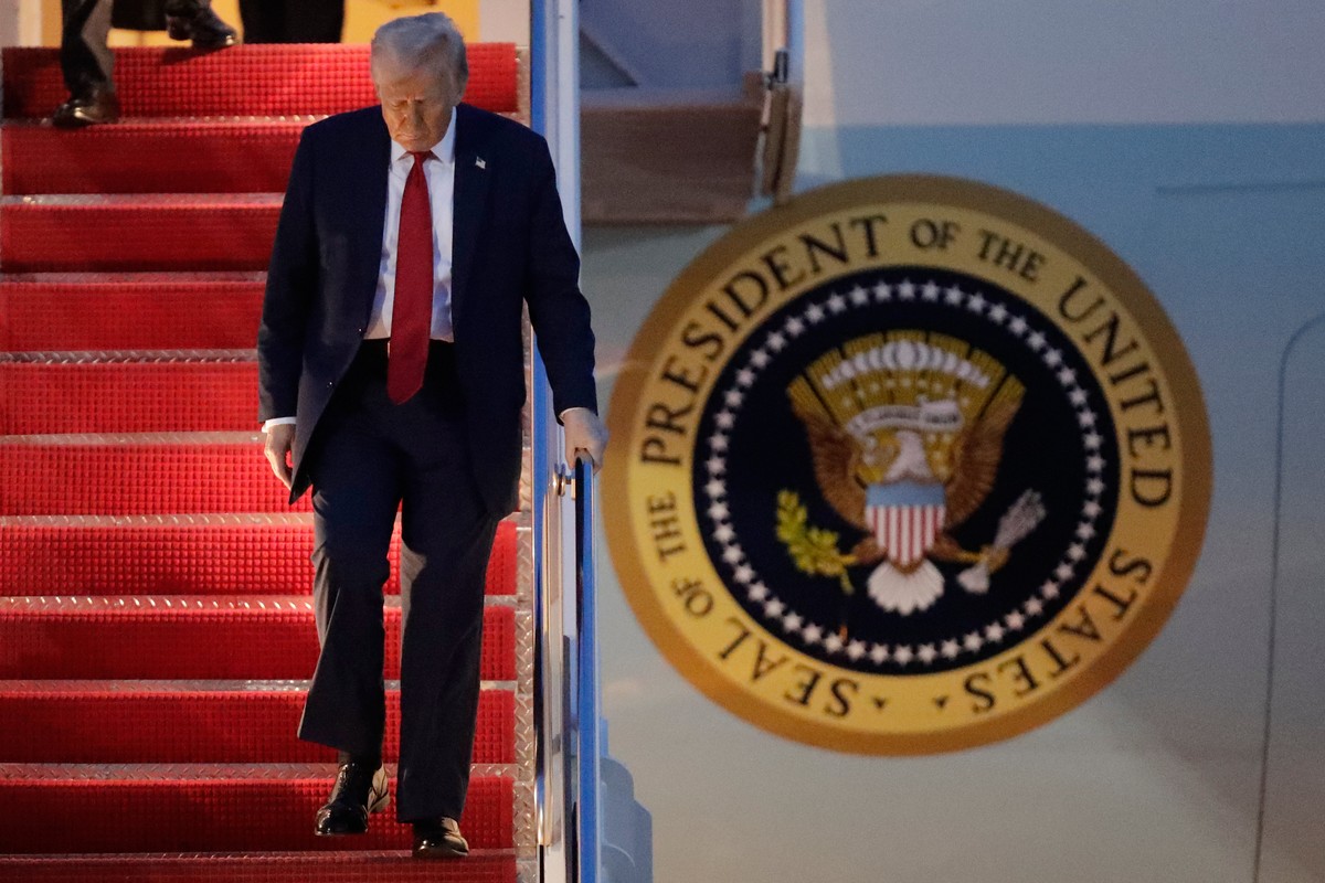 President Donald Trump walks down the stairs of Air Force One upon his arrival at Joint Base Andrews, Md., Sunday, March 30, 2025. (AP Photo/Luis M. Alvarez)
Trump