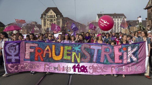 Tausende Demonstranten ziehen am Frauenstreiktag durch die Stadt in Basel am Freitag, 14. Juni 2019. (KEYSTONE/Georgios Kefalas)