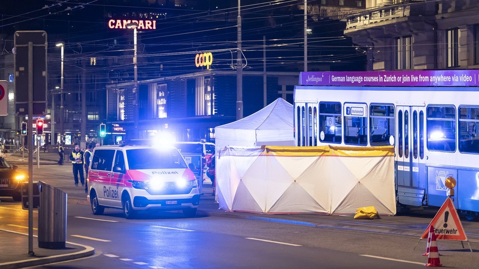 Einsatzkraefte der Polizei und Schutz &amp; Rettung Zuerich am Bahnhofplatz Zuerich HB, nach einem Unfall mit einem Tram des Zuercher Verkehrsverbunds ZVV, am Freitag, 8. Maerz 2024 in Zuerich (KEYSTO ...