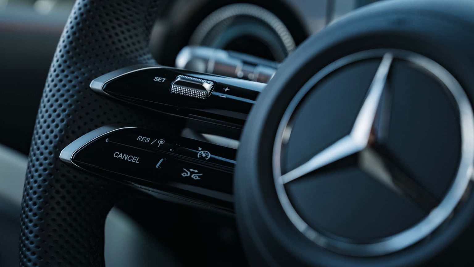 Auch bei Mercedes sind Drehwalzen und Wippen für Lautstärke und Tempomat wieder angesagt.