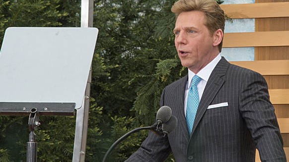 Der US Amerikaner David Miscavige, Leader der Scientology-Kirche, spricht waehrend der Eroeffnungsfeierlichkeiten der Scientology Kirche in Basel am Samstag, 25. April 2015. Es handelt sich um die ers ...