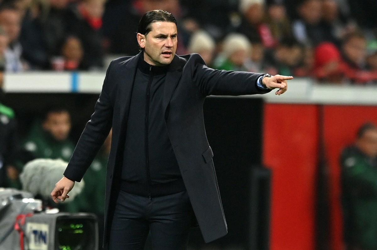 epa09564943 Leverkusen's head coach Gerardo Seoane reacts during the UEFA Europa League group G stage match between Bayer 04 Leverkusen and Real Betis Sevilla in Leverkusen, Germany, 04 November  ...