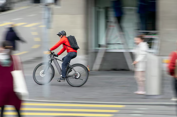 In Zürich alltäglich: E-Bike-Fahrer auf dem Trottoir unterwegs.