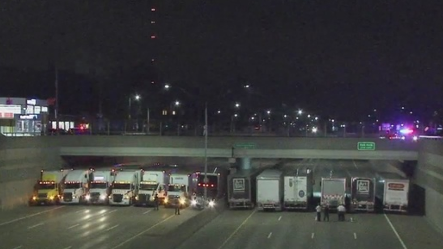Die aufgereihten Lastwagenfahrer auf einem Highway in Detroit.