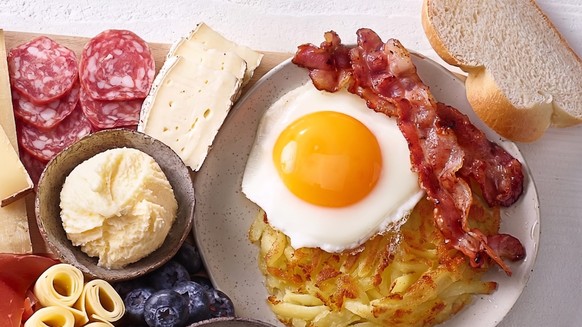 Rösti mit Spiegelei speck zopf und co. 
https://www.unileverfoodsolutions.ch/dam/global-ufs/mcos/dach/calcmenu-recipes/ch-recipes/2024/msc-winter-2024/msc-winter-roesti/msc-winter-roesti-header.jpg