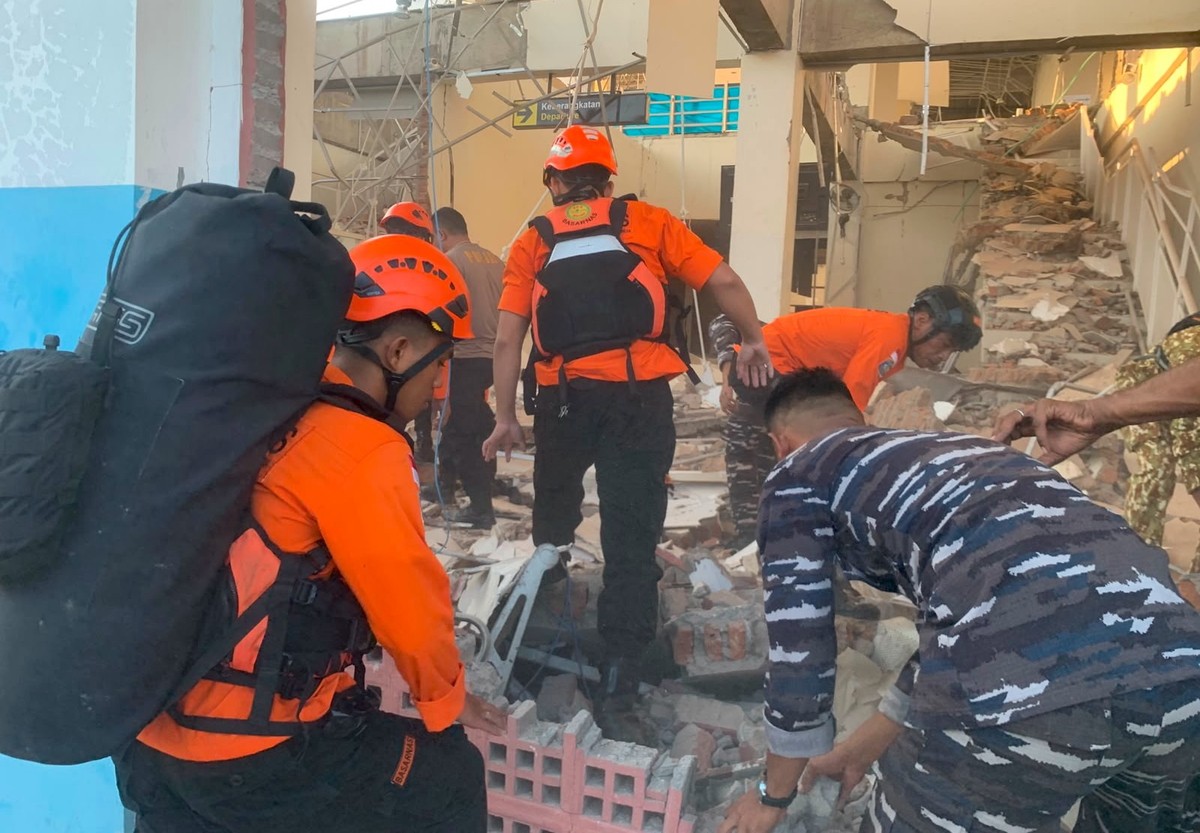 epa13170377 A handout photo made available by the National Search and Rescue Agency of Indonesia (BASARNAS) shows rescuers searching for victims after a 7.7 magnitude earthquake in Maumere, East Nusa  ...