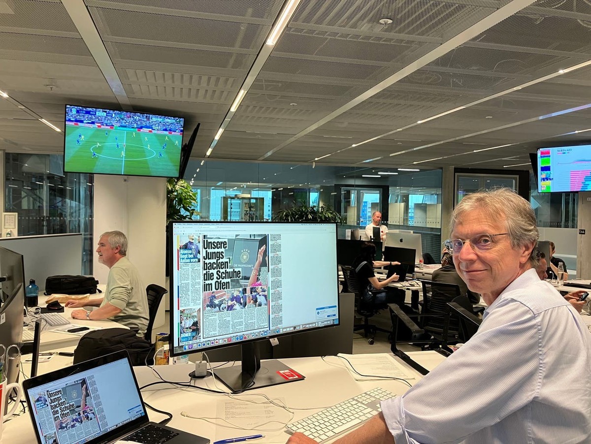 Reporterlegende Walter M. Straten beim Produzieren des «Bild»-Sportteils.