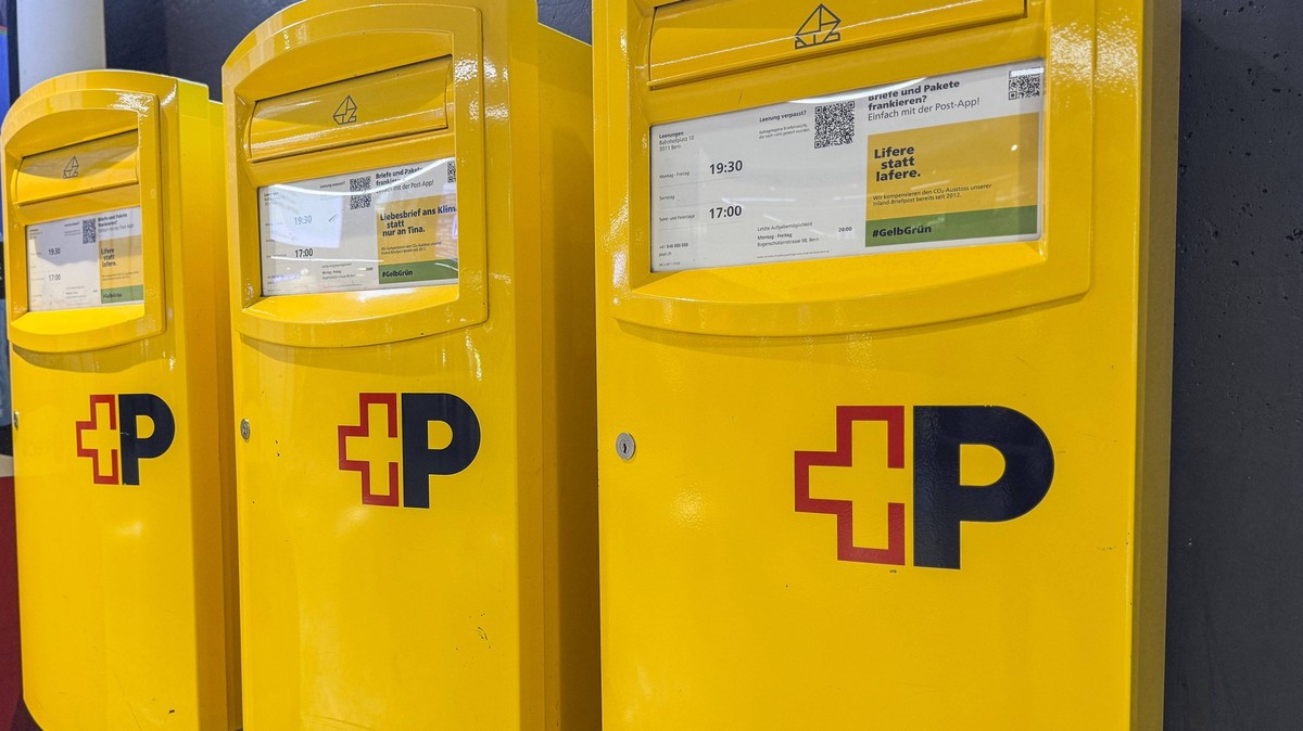 Die Briefk�sten der Schweizerischen Post tragen seit Anfang 2024 zu ihrem 175. Geburtstag ein neues Logo. Symbolfoto, Thememfoto Bern, 07.10.2024 *** Swiss Post letterboxes have had a new logo since t ...