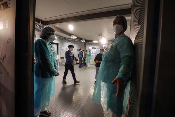 epa09643669 Health workers prepare to administer the Pfizer Covid-19 vaccine to children at the hub of Explora Children&#039;s Museum, in Rome, Italy, 15 December 2021. The Covid-19 vaccination campai ...