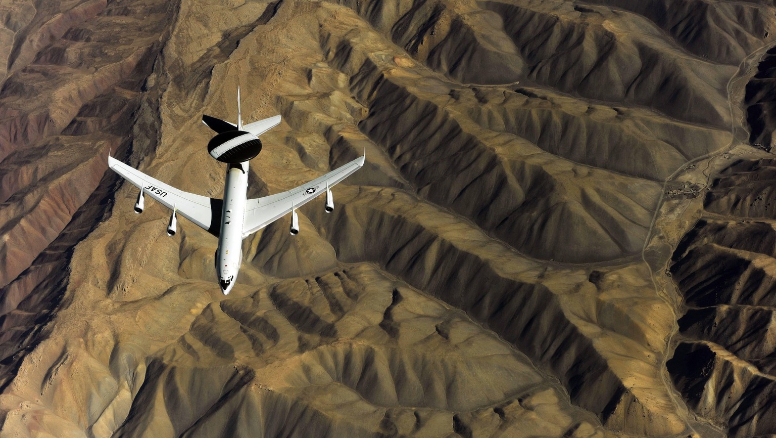 November 25, 2010 - A U.S. Air Force E-3 Sentry aircraft returns to its mission after refueling while flying over Afghanistan in support of Operation Enduring Freedom. PUBLICATIONxINxGERxSUIxAUTxONLY  ...