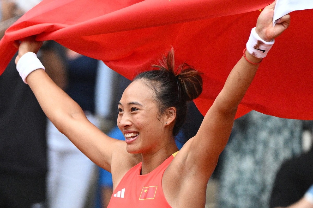 epa11522888 Qinwen Zheng of China celebrates after winning the Women's Singles Gold Medal match against Donna Vekic of Croatia at the Tennis competitions in the Paris 2024 Olympic Games, at the R ...