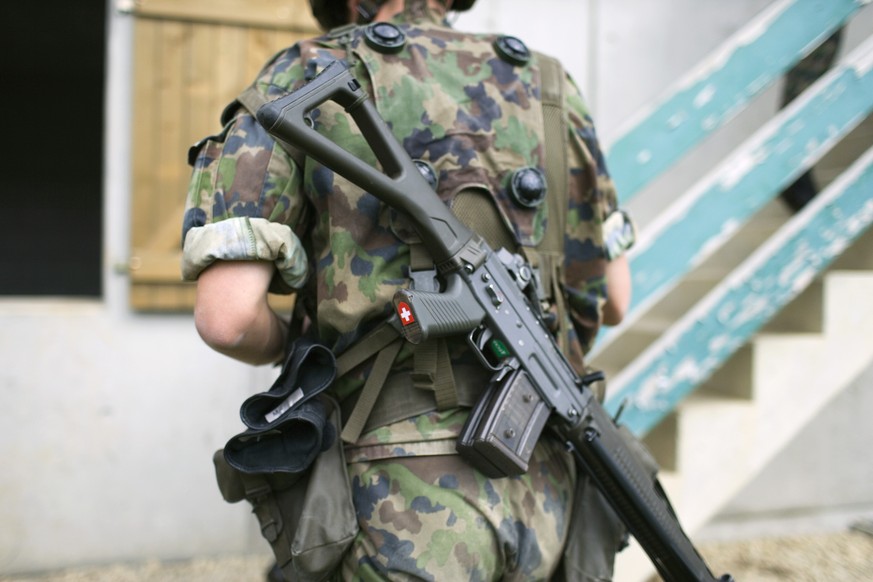 Rekrut mit Schweizer Sturmgewehr. Die EU-Kommission will die zivile Version dieser Waffe verbieten.