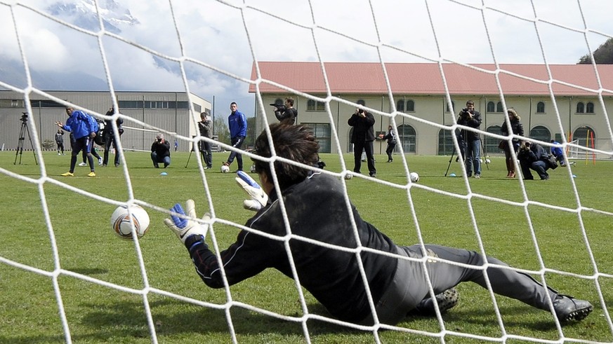 Christian Constantin, president du FC Sion a defie et gagne son pari contre son joueur Geoffroy Serey Die au tir au but ce mercredi 18 avril 2012 apres l&#039;entrainement du club a Martigny. L&#039;I ...