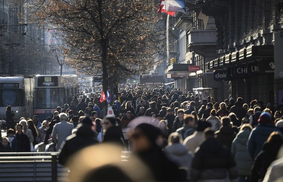 Menschenmassen an der Bahnhofstrasse in Zuerich, fotografiert am Samstag, 20. Dezember 2025. (KEYSTONE/Christian Beutler)