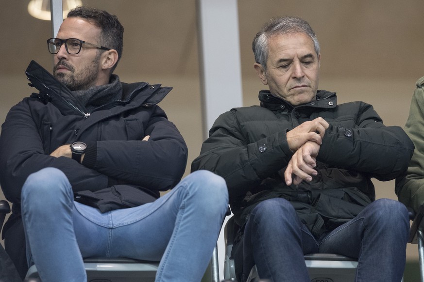 Basels Trainer Marcel Koller, rechts, sitzt neben Sportchef Marco Streller auf der Tribuene im Fussball Meisterschaftsspiel der Super League zwischen dem FC Thun und dem FC Basel, am Samstag, 10. Nove ...