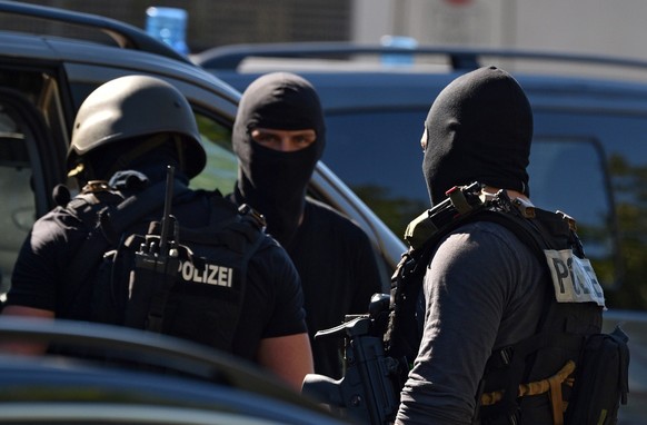 epa05386192 Police forces stand outside the cinema in which an armed man had barricaded himself in Viernheim, Germany, 23 June 2016. The man was shot dead by polic after special police forces (SEK) st ...