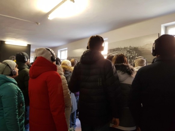 Die Besucher des Auschwitz-Museums mit Audio-Guides.