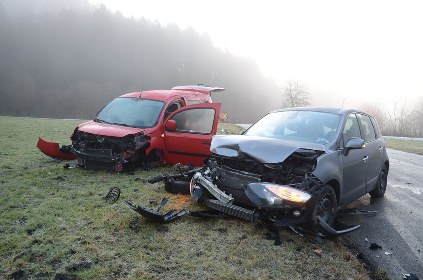 Zwei Autos geraten nacheinander auf vereister Strasse ins Rutschen und kom-
men massiv beschädigt zum Stillstand – Personen wurden keine verletzt.

Rümlingen BL. Im Eselweg in Rümlingen BL, Fahrtricht ...