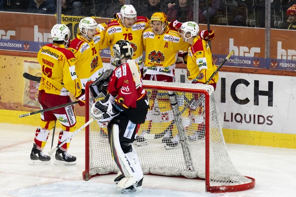 Bieler PostFinance Top Scorer Toni Rajala, zweite-rechts, jubelt nach seinem Tor zum 2-2 mit seinem Teamkollegen Luca Hischier, Ramon Tanner, Jere Sallinen, und Tino Kessler, neben Berns Torhueter Phi ...