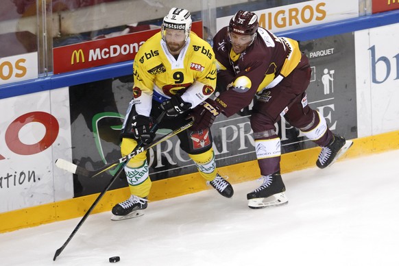 Bern&#039;s center Jan Mursak, of Slovakia, left, vies for the puck with Geneve-Servette&#039;s defender Jonathan Mercier, right, during a National League regular season game of the Swiss Championship ...