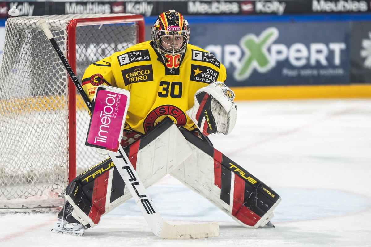 Torhueter Philip Wuethrich (SCB) im sechsten Eishockey Playoff Viertelfinalspiel der National League zwischen dem HC Fribourg-Gotteron und dem SC Bern, am Montag, 24. Maerz 2025 in der BCF-Arena in Fr ...