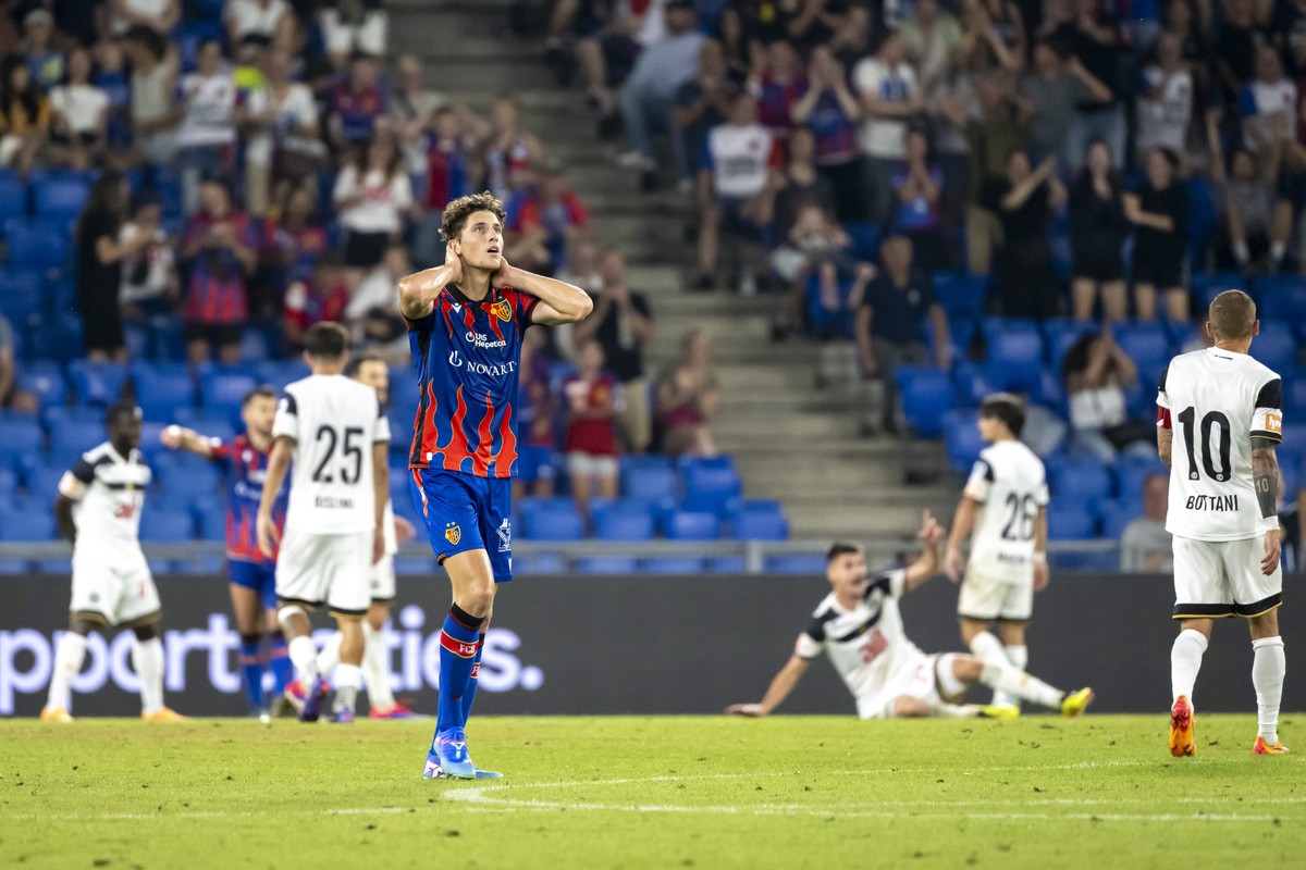 Finn van Breemen (FCB), vorne, im Fussball Meisterschaftsspiel der Regular Season der Swiss Super League zwischen dem FC Basel 1893 und dem FC Lugano im Stadion St. Jakob-Park in Basel, am Samstag, 27 ...