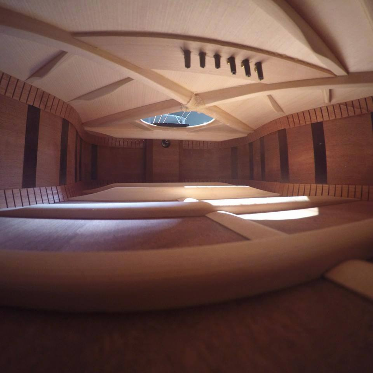 Das Innere einer Gitarre.