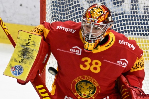 Tigers Goalie Stephane Charlin, beim Eishockey-Qualifikationsspiel der National League, zwischen den SCL Tigers und den ZSC Lions, am Mittwoch, 29. Januar 2025, in der Emmental Versicherung Arena in L ...