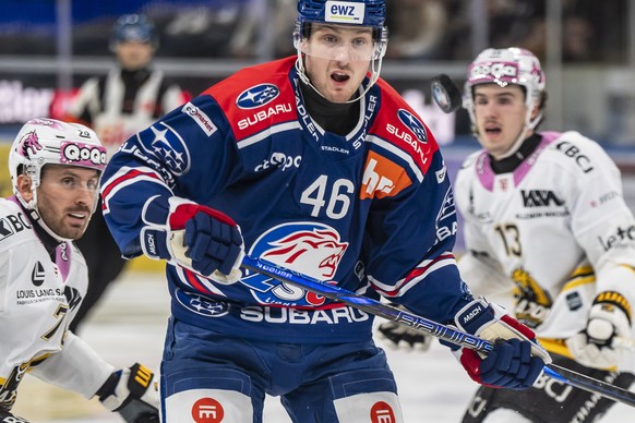 Matteo Romanenghi (HCA), Dean Kukan (ZSC) und Louis Robin (HCA), von links, schauen auf den Puck im Spiel der Eishockey National League zwischen den ZSC Lions und dem HC Ajoie, am Mittwoch, 12. Februa ...